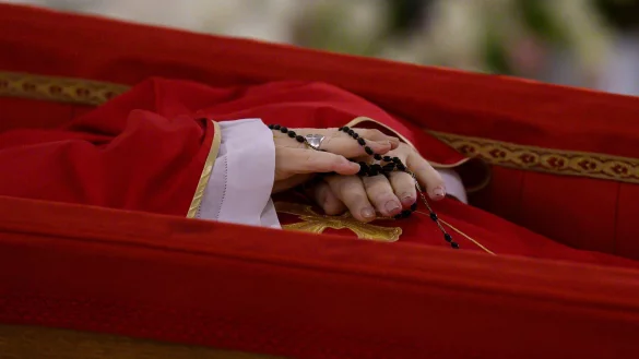 Franziskus wurde zunächst in der Kapelle seiner Residenz Santa Marta im Vatikan aufgebahrt. - © Vatican Media/Vatican Media/AP/dpa