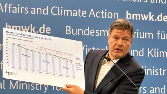 Habeck sprach von einer «Abschlussbilanz» der Klimapolitik der vergangenen Jahre. - © Andreas Hoenig/dpa