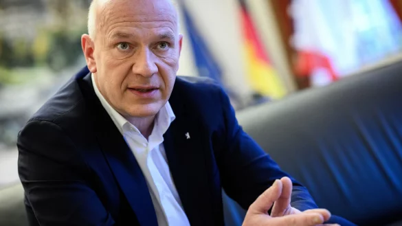 Bürgermeister Kai Wegner richtet nach Silvesternacht Appell an den Bund. (Archivbild) - © Bernd von Jutrczenka/dpa