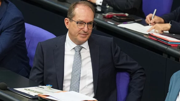 Bundesinnenminister Alexander Dobrindt (CSU) will sich verst&auml;rkt um unerlaubte Drohnen&uuml;berfl&uuml;ge k&uuml;mmern. - &copy; Michael Kappeler/dpa