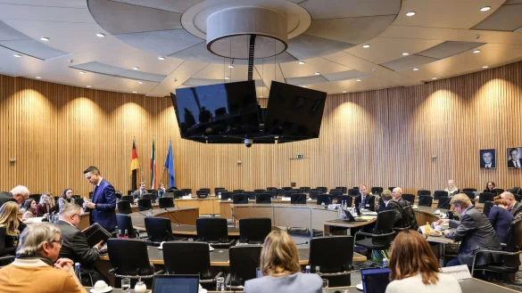 Der Untersuchungsausschuss des Düsseldorfer Landtags zum Solinger Terroranschlag sucht Antworten, wie es dazu kommen konnte. - © Oliver Berg/dpa