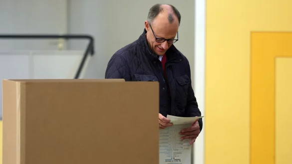 In seiner Heimatstadt Arnsberg wählte Unionskanzlerkandidat Friedrich Merz. - © Rolf Vennenbernd/dpa