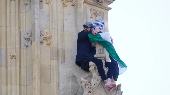 Barfu&szlig; war der Mann mit der Flagge auf den Turm geklettert. - &copy; James Manning/PA Wire/dpa