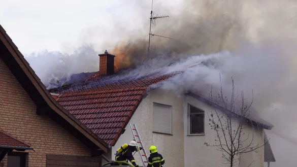 Feuer frisst sich durch einen Dachstuhl in Zülpich. Fünf Menschen werden durch den Brand verletzt. - © -/Feuerwehr Euskirchen/dpa