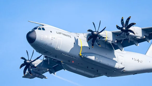Zwei Airbus A400M der Luftwaffe sind auf dem Weg nach Jordanien, um anschließend Hilfsgüter über dem Gazastreifen abzuwerfen - © Sina Schuldt/dpa