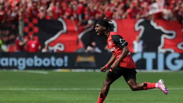 Jubelt bald für Liverpool: Jeremie Frimpong - © Rolf Vennenbernd/dpa