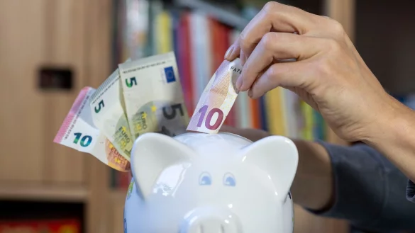 Zinsen f&uuml;r Tages- und Festgeld sind im Schnitt weiter gesunken (Symbolbild) - &copy; Hendrik Schmidt/dpa