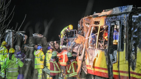 Bis in die Nacht arbeiteten die Einsatzkräfte an der Unfallstelle. - © Jason Tschepljakow/dpa