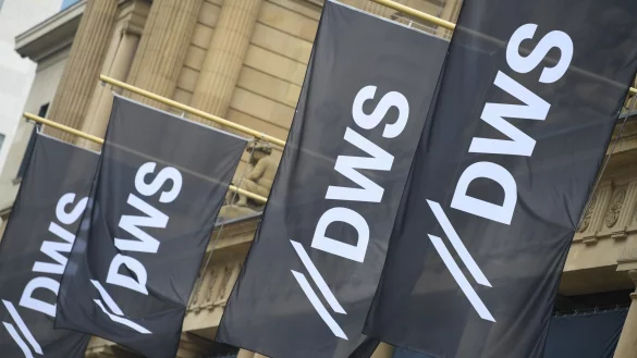 Justiz verhängt Millionenbuße gegen DWS. (Archivbild) - © Arne Dedert/dpa