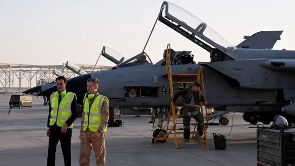 Auf seiner Wirtschaftsreise in den arabischen Raum hat Ministerpräsident Wüst einen Abstecher zu einer deutschen Luftwaffen-Einheit gemacht. - © Wolf von Dewitz/dpa