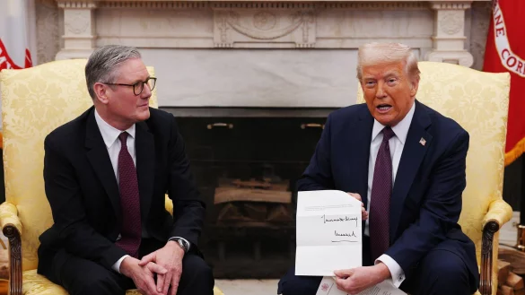 Der britische Premierminister Keir Starmer überreichte US-Präsident Donald Trump eine Einladung von König Charles zum Staatsbesuch im Vereinigten Königreich. (Archivfoto) - © Carl Court/PA Wire/dpa