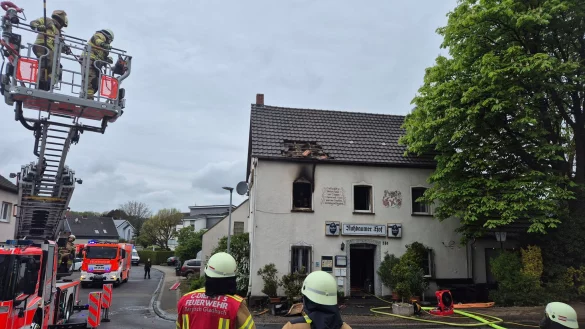 Bei einem Brand in einem Wohnhaus in Bergisch Gladbach ist nach Angaben der Feuerwehr eine tote Person gefunden worden. - © Frm/dpa