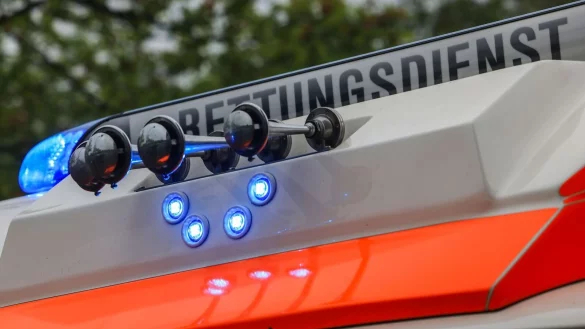 Eine 60-J&auml;hrige ist mit ihrem Auto gegen einen Baum geprallt - Rettungskr&auml;fte konnten ihr nicht mehr helfen. (Symbolbild) - &copy; Oliver Berg/dpa