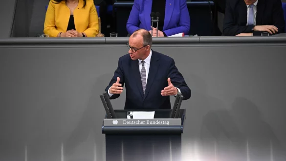 Ohne Reformen und Sparen geht es auch mit dem Milliarden-Paket nicht, meint Merz. - &copy; Bernd von Jutrczenka/dpa