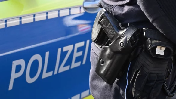 Ein Mann wurde von Beamten am Oberschenkel angeschossen. (Symbolbild) - © Bernd Weißbrod/dpa