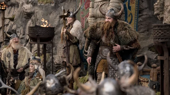 Gerard Butler (r, hinten) als Wikingerhäuptling Stoick in einer Szene des Films «Drachenzähmen leicht gemacht». - © Helen Sloan/Universal Pictures/dpa