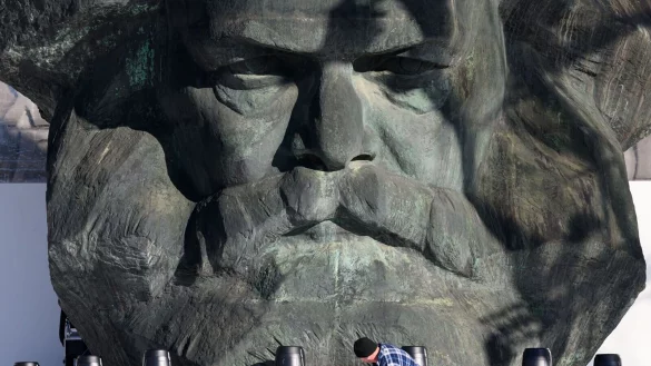 Das Karl-Marx-Monument ist Kulisse der großen Eröffnungsshow am Abend. - © Hendrik Schmidt/dpa