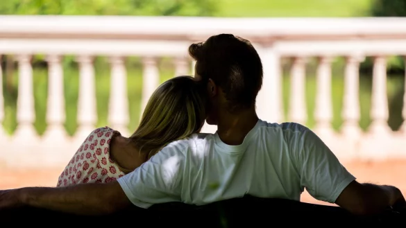 Gerade bei jüngeren Menschen stößt das offene Beziehungsmodell auf Zuspruch. (Archivbild) - © Mohssen Assanimoghaddam/dpa