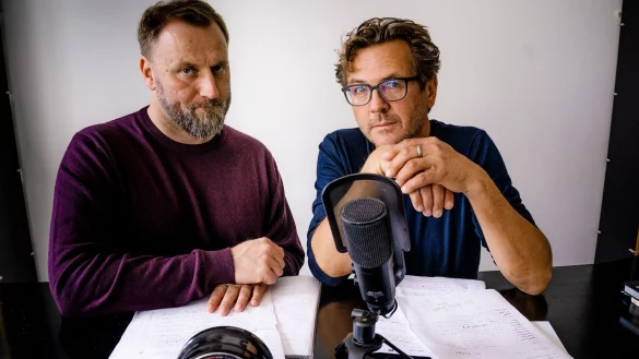 Kai Schwind (l) und Andreas Fröhlich treffen sich regelmäßig und reden über Hörspiel-Anekdoten. - © Christian Hartmann/EUROPA/dpa