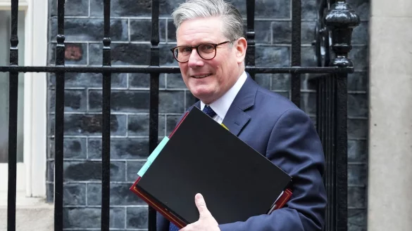 Der britische Premier Keir Starmer wird die verschärften Regeln bei einer Pressekonferenz erläutern. (Archivfoto) - © Frank Augstein/AP/dpa