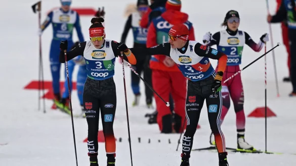 Das deutschen Kombinierer-Team mit Jenny Nowak (l) und Julian Schmid holte Silber. - © Hendrik Schmidt/dpa