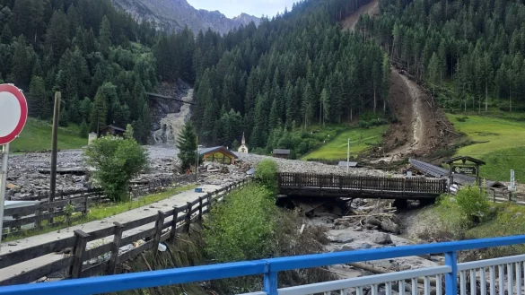 Die Wanderwege sind zu unsicher, Berghütten werden mit einem Helikopter evakuiert. - © Unbekannt/BFV-IBK-LAND/APA/dpa