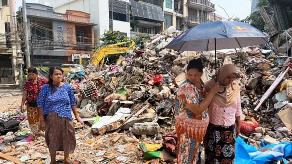 Menschen vor Ort sprechen von einer «Jahrhundertkatastrophe». - © -/kyodo/dpa