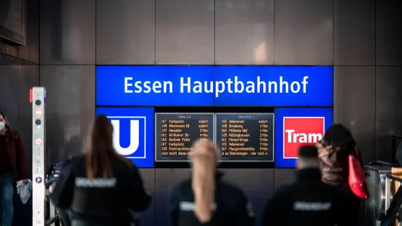Bundespolizisten haben am Essener Hauptbahnhof einen Mann mit einer Machete gestoppt. (Symbolbild) - © Fabian Strauch/dpa