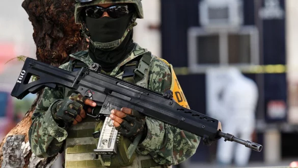 Gewalttätige Banden sind in Mexiko in Drogenkriminalität, Erpressung und Benzindiebstahl verwickelt. Sie kämpfen gegeneinander um Einflusszonen. (Archivbild) - © Mario Armas/AP/dpa