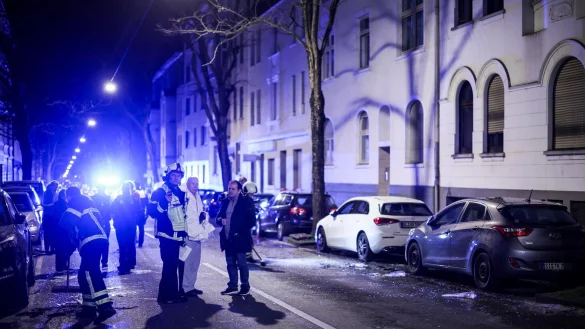 Nach der Explosion liegen auf der Straße Splitter. - © Christoph Reichwein/dpa