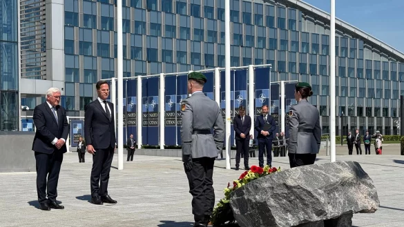 Mit einer Kranzniederlegung vor dem Nato-Hauptquartier begann der Festakt zum Beitritt Deutschlands zum Verteidigungsb&uuml;ndnis vor 70 Jahren. - &copy; Ansgar Haase/dpa