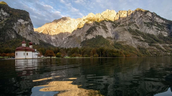 Die Kapelle St. Bartholomä am Königssee vor dem Watzmann. (Archivbild) - © Lino Mirgeler/dpa