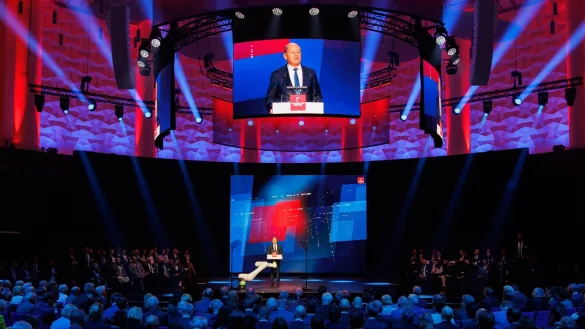 Große Bühne, große Botschaft: Europas Ziel bleibe Kooperation, sagt Kanzler Scholz. - © Michael Matthey/dpa