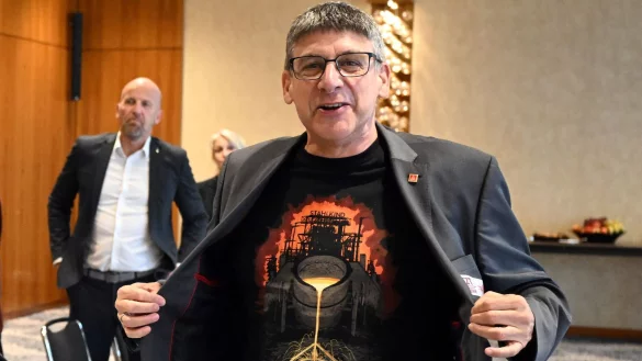 &laquo;Stahlkind&raquo; ist auf einem IG Metall-T-Shirt zu lesen, das der Verhandlungsf&uuml;hrer der Gewerkschaft, Knut Giesler, zum Auftakt der Tarifverhandlungen tr&auml;gt. - &copy; Federico Gambarini/dpa