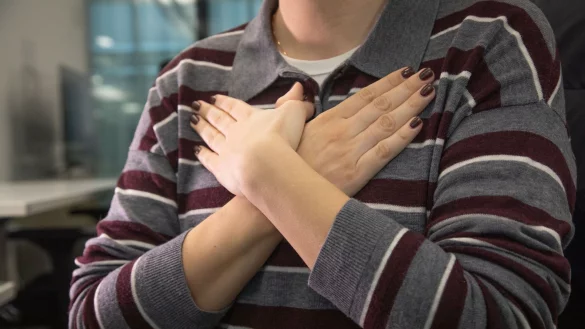 Überforderung, Angst oder emotionale Belastung? Dann kann die Selbstberuhigungsmethode «Butterfly Hug» helfen, zu entspannen. - © Christin Klose/dpa-tmn