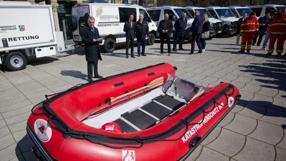 Nun gibt es neue Fahrzeuge mit Transportanh&auml;ngern und Boote f&uuml;r den Katastrophenschutz. - &copy; Henning Kaiser/dpa