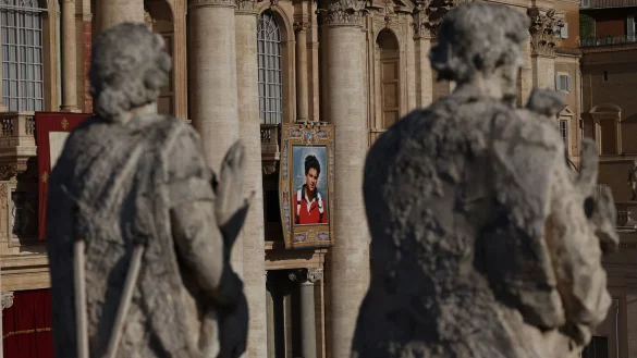 Am Petersdom h&auml;ngt ein &uuml;berlebensgro&szlig;es Bild des neuen Heiligen. - &copy; Marco Iacobucci/IPA via ZUMA Press/dpa