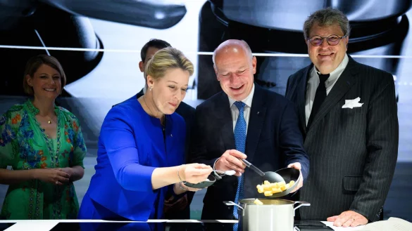 Lassen nichts anbrennen: Berlins Wirtschaftssenatorin Franziska Giffey der Regierende B&uuml;rgermeister Kai Wegner. - &copy; Bernd von Jutrczenka/dpa