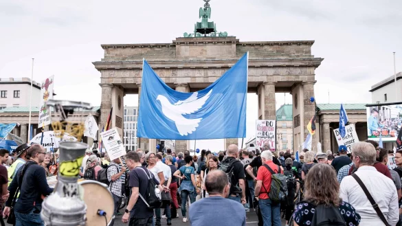 Mit dem Ende der Corona-Pandemie fiel ein wichtiges Thema der sogenannten Querdenker-Szene weg. (Archivbild) - © Carsten Koall/dpa