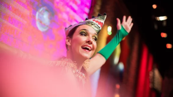 Auch Carolin Kebekus ist am Montag im Kölner Rosenmontagszug mitgefahren (Archivbild). - © Rolf Vennenbernd/dpa