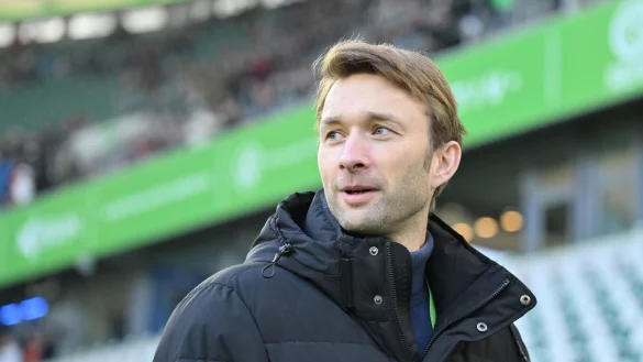 Rechnet mit einem Achtelfinale auf hohem Niveau gegen die Bayern: Leverkusens Sportchef Simon Rolfes. - © Swen Pförtner/dpa