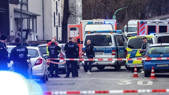 Am Tatort sollen Spuren gesichert werden. - © Alex Talash/dpa