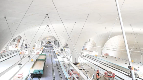 Ab Dezember 2026 sollen Z&uuml;ge des Fernverkehrs zum gr&ouml;&szlig;ten Teil im neuen Stuttgarter Tiefbahnhof enden. Der Regionalverkehr muss laut Bahn aber noch zum Teil bis Juli 2027 in den alten Kopfbahnhof fahren. (Archivbild) - &copy; Bernd Wei&szlig;brod/dpa