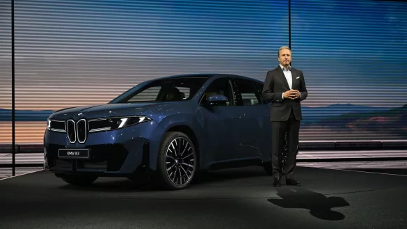 Konzernchef Oliver Zipse greift bei der Vorstellung des BMW iX3 zu Superlativen. - © Sven Hoppe/