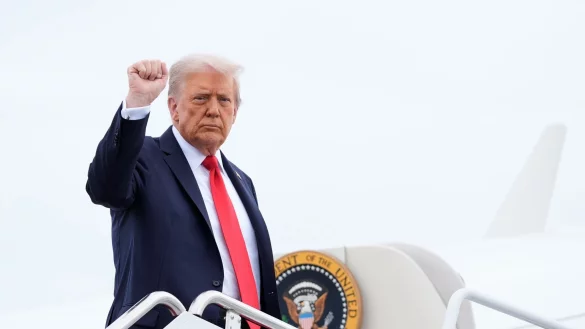 Donald Trump äußert sich zu möglichen weiteren Russland-Sanktionen. - © Manuel Balce Ceneta/AP/dpa