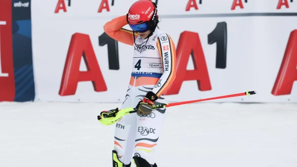 Schwer enttäuscht: Slalom-Ass Lena Dürr nach dem Patzer in der Team-Kombination. - © Jens Büttner/dpa