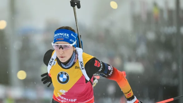 Auch in Ruhpolding tritt Franziska Preuß im Gelben Trikot an. - © Martin Schutt/dpa