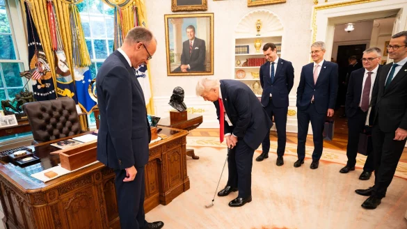 Sporteinlage im Oval Office während des Besuchs des Kanzlers beim US-Präsidenten. - © Steffen Kugler/Bundesregierung/dpa