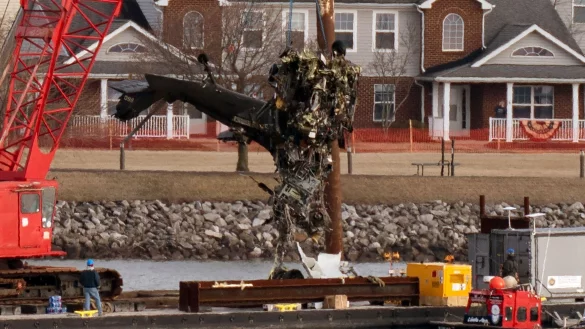 Das Ortungssystem des Unglückshubschraubers soll bei dem Absturz in Washington abgeschaltet gewesen sein. - © Jose Luis Magana/AP/dpa