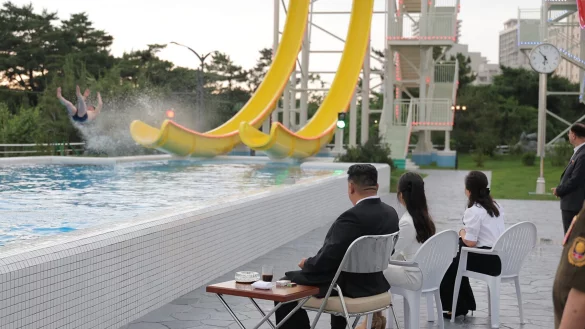 Machthaber Kim Jong Un weiht eine neue Touristenanlage an der nordkoreanischen Ostküste ein. - © ---/KCNA via YNA/dpa